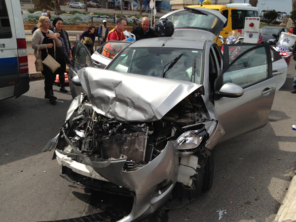 بالصور: إصابة 3 أشخاص بحادث طرق مروّع بالقرب من مسجد حسن بك بيافا 